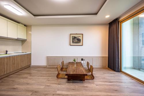 a dining room with a table and chairs at Jeju Arumdaun Resort in Seogwipo