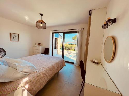 1 dormitorio con 1 cama y balcón en Magnificent villa by the sea en Trélévern
