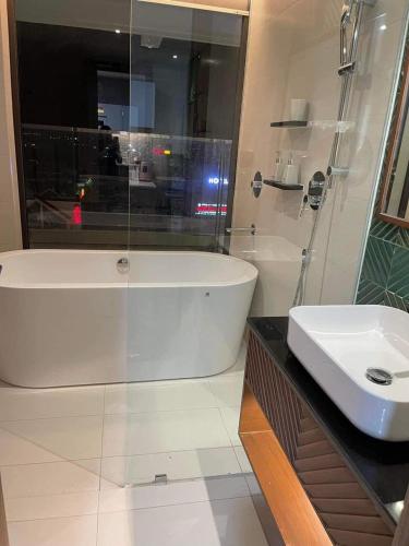 a white bathroom with a tub and a sink at Apec Mandala Tuy Hòa Phú Yên Tina House in Ðông Tác (1)