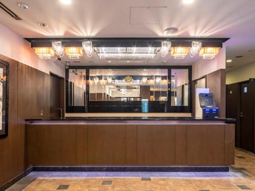 a lobby with a bar with a window and a unintention at APA Hotel Asakusabashi Ekimae in Tokyo