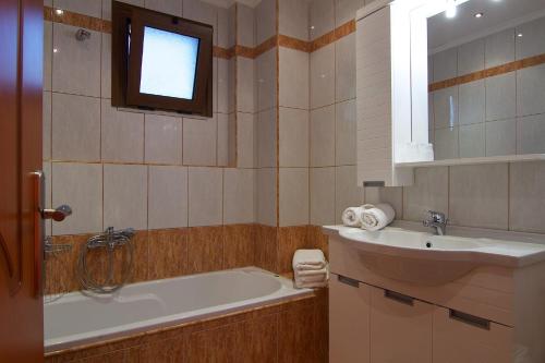 Vonios kambarys apgyvendinimo įstaigoje Anemomylos Villas, countryside retreats, By ThinkVilla