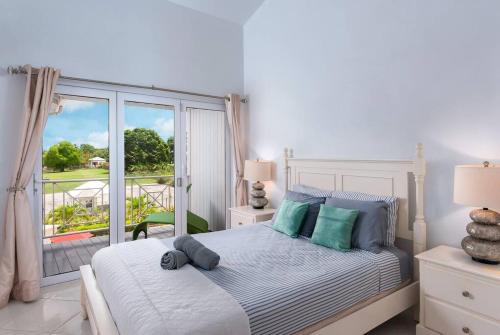 En eller flere senge i et værelse på Private Condo on the West Coast of Barbados