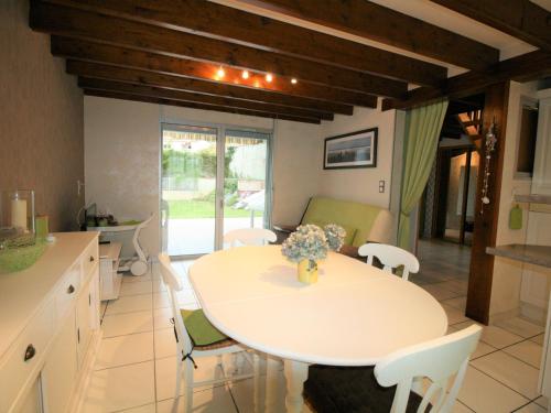 une cuisine et une salle à manger avec une table et des chaises dans l'établissement Maison avec Jardin près de la Plage, WiFi, 300m du Phare - FR-1-22-291, à La Tranche-sur-Mer