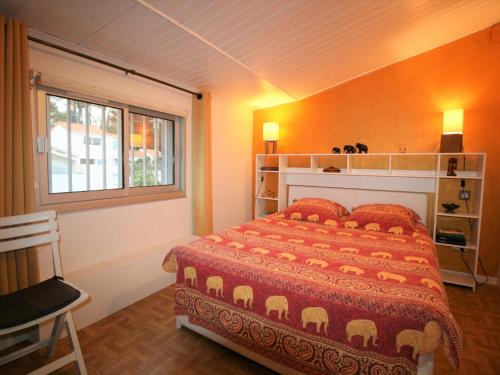 une chambre avec un lit et une fenêtre dans l'établissement Maison avec Jardin près de la Plage, WiFi, 300m du Phare - FR-1-22-291, à La Tranche-sur-Mer