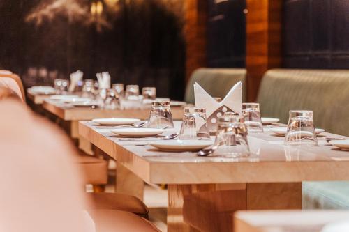 Un restaurante u otro lugar para comer en The Ramayana Hotel, Ayodhya