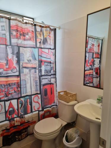 イキケにある161 DEPARTAMENTO AMUNATEGUIのバスルーム(トイレ、洗面台、シャワーカーテン付)