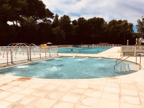 Bazén v ubytování Charmant studio terrasse plage à 30m pleine vue mer et piscine, parking wifi gratuits nebo v jeho okolí