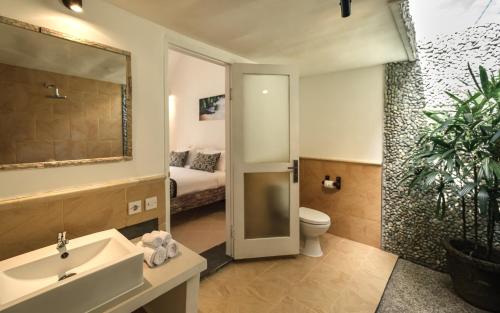 Kamar mandi di Nami Surf Stay