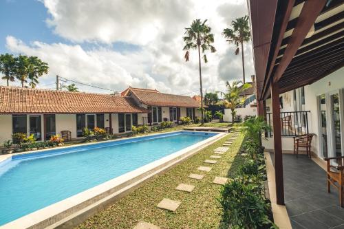 una imagen de una piscina en una villa en Nami Surf Stay en Canggu