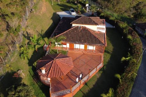 グアタペにあるFinca-Hotel Montecarlo Guatape by Hopeの傘持ち家屋上景