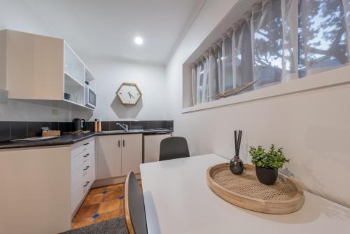 Kuchyň nebo kuchyňský kout v ubytování Esplanade Apartments