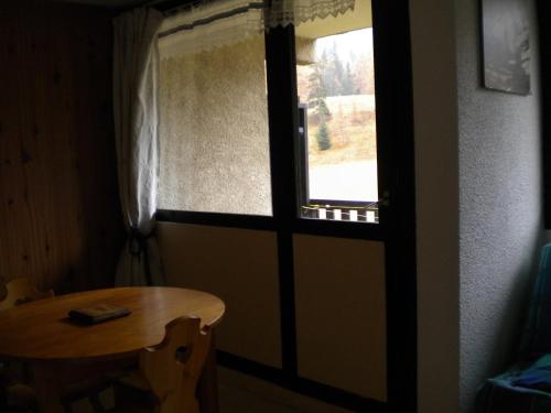 einen kleinen Tisch und ein Fenster in einem Zimmer in der Unterkunft Mercier in Lanslevillard