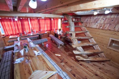 an overhead view of a dining room with a tree on the wall at Guesthouse Planinarski dom Neviđen'o in Žabljak