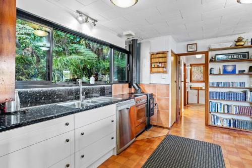 Η κουζίνα ή μικρή κουζίνα στο Coromandel Apartments