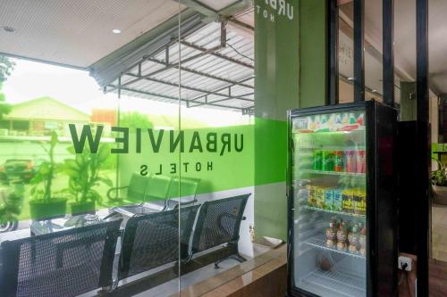 Urbanview Hotel Capital Makassar في Pampang: متجر به براد مشروبات أمام متجر