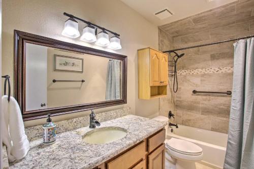 Un baño de Peaceful Waxahachie Home with Private Backyard!