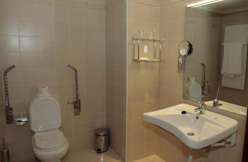 y baño con aseo y lavamanos. en Hotel Rural Villa do Banho, en Termas de Sao Pedro do Sul