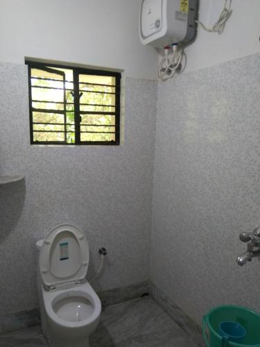 Ένα μπάνιο στο RNR Homestay Santiniketan