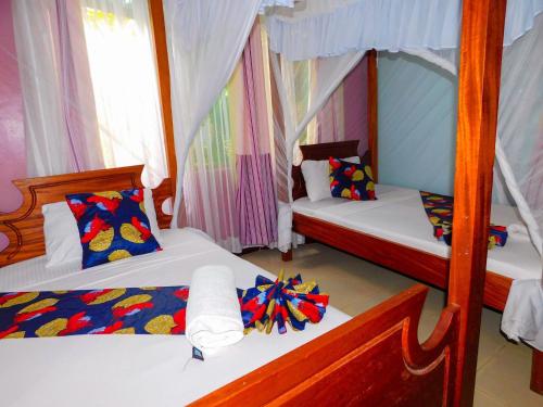 2 Betten in einem Zimmer mit in der Unterkunft Luxurious 3 bedroom Furnished Apartment R1 in Shanzu
