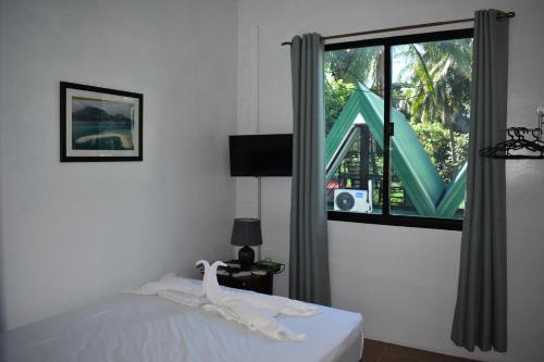 En eller flere senger på et rom på Seaside traveler's Inn by Camiguin Island Home