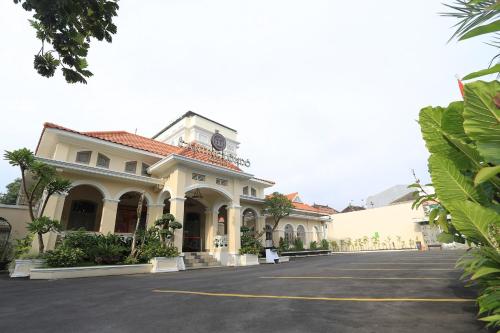 an empty parking lot in front of a building at Zigna Kampung Batik in Solo