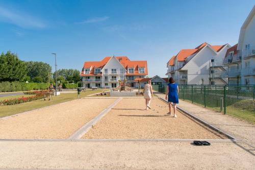 two women are walking on a basketball court at ibis Styles Nieuwpoort in Nieuwpoort