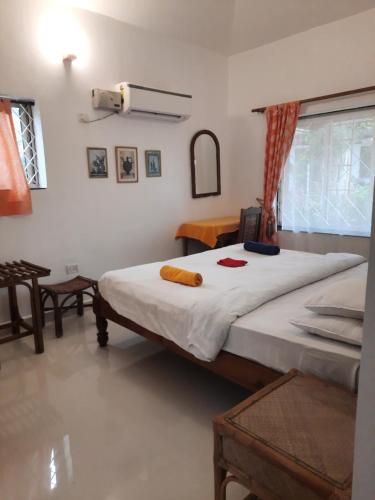 um quarto com duas camas num quarto em Vila Romila em Cavelossim
