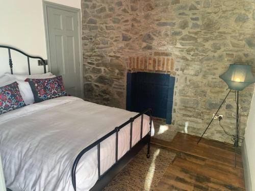 Ένα ή περισσότερα κρεβάτια σε δωμάτιο στο Aberaeron Island House - Panoramic Harbour Views