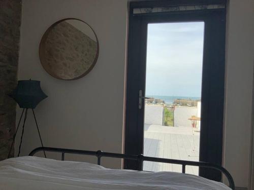 Ένα ή περισσότερα κρεβάτια σε δωμάτιο στο Aberaeron Island House - Panoramic Harbour Views