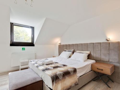 Voodi või voodid majutusasutuse Deluxe apartment in Oberhausen with terrace toas