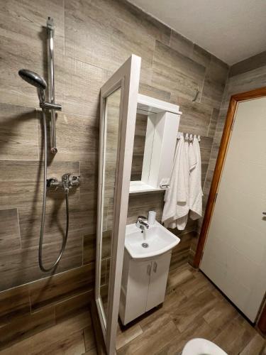Un baño de Apartmani Vila Vjerra