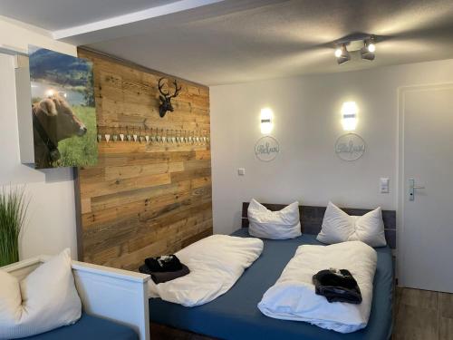 um quarto com 2 camas e uma parede de madeira em Ferienwohnung Beutelsbacherstr. 12 C em Estugarda