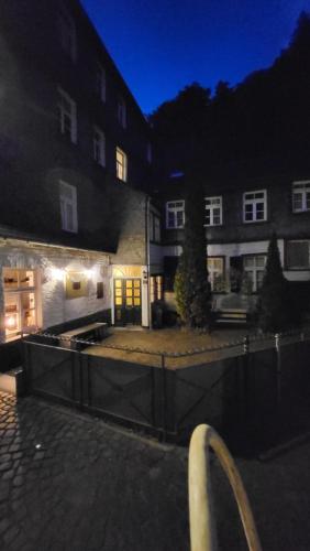 - un bâtiment avec une cour la nuit dans l'établissement Tradition Monschau 3, à Monschau