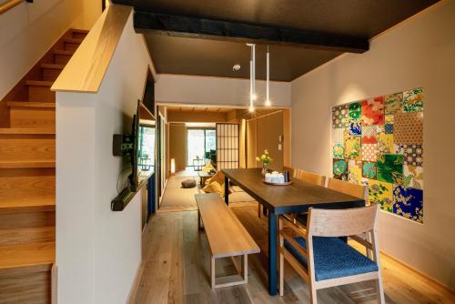 une salle à manger avec une table et des chaises dans l'établissement Hanatsume Machiya House, à Kanazawa