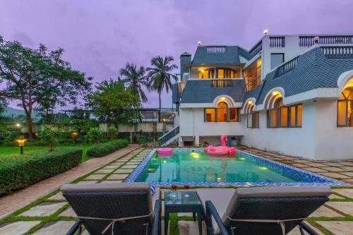 Πισίνα στο ή κοντά στο Grey Mosaics by StayVista - Mountain-view villa in Vasai with Pool, Spacious lawn & Terrace