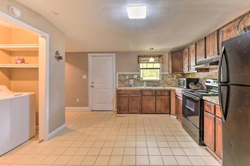 Dapur atau dapur kecil di Kiln Townhome with Patio, 8 Mi to Boat Launch!