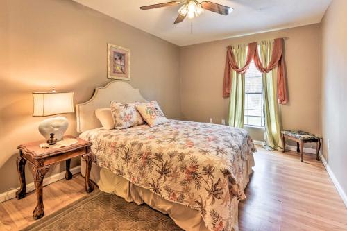Katil atau katil-katil dalam bilik di Kiln Townhome with Patio, 8 Mi to Boat Launch!