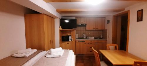 Kuchyň nebo kuchyňský kout v ubytování Apartments Zvoh, Krvavec, Ski-in, Ski-out