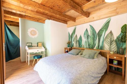 ein Schlafzimmer mit einem Bett und einer Wand mit Pflanzen in der Unterkunft La grange de l'Adour in Campan