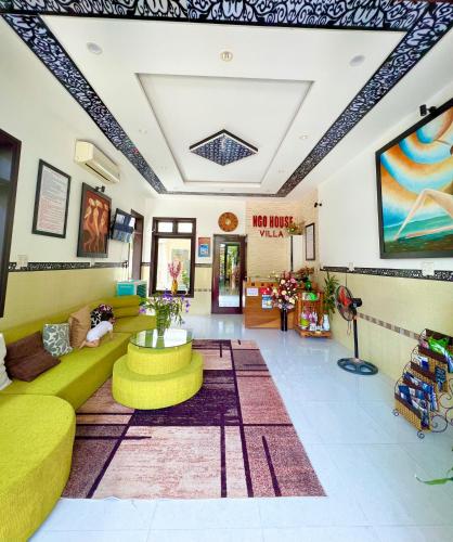 Ruang duduk di Ngo House Villa