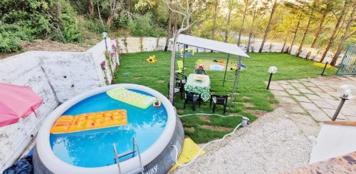 Laureana Cilento的住宿－VILLA LEYLAND，后院设有带玩具浴缸的水上公园