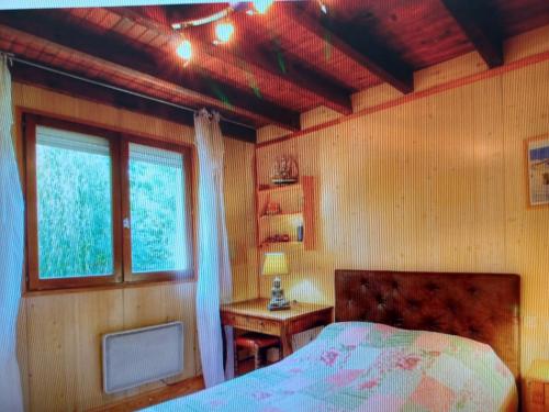 sypialnia z łóżkiem, oknem i stołem w obiekcie Au cœur de l alta rocca w mieście Levie