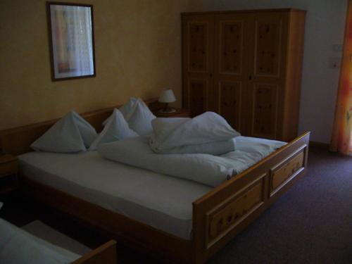 Ein Bett oder Betten in einem Zimmer der Unterkunft Hotel Gasthof WASTL
