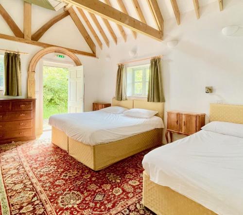 Un pat sau paturi într-o cameră la House on the Brooks Self catering Holiday let South Downs West Sussex Sleeps 14