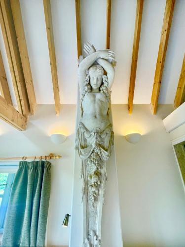Fotografie z fotogalerie ubytování House on the Brooks Self catering Holiday let South Downs West Sussex Sleeps 14 v destinaci Pulborough