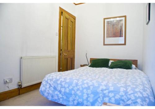 Katil atau katil-katil dalam bilik di ALTIDO Cosy flat near Scottish Gallery