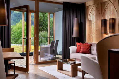 a living room with a couch and a table at Engels Park in Vipiteno
