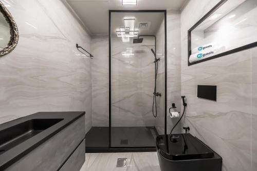 Vonios kambarys apgyvendinimo įstaigoje HiGuests - Luxury Apartment, 10-min Walk to Dubai Harbor