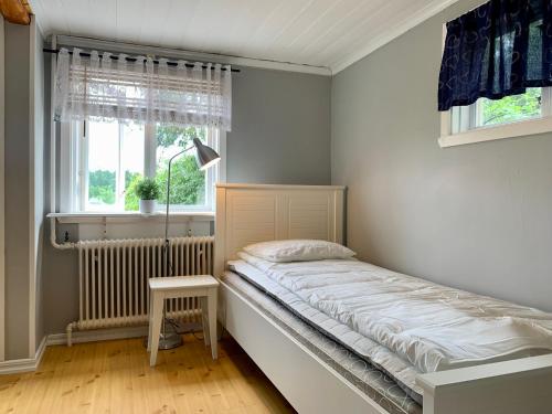 Habitación pequeña con cama y ventana en Annas Stuga en Kode
