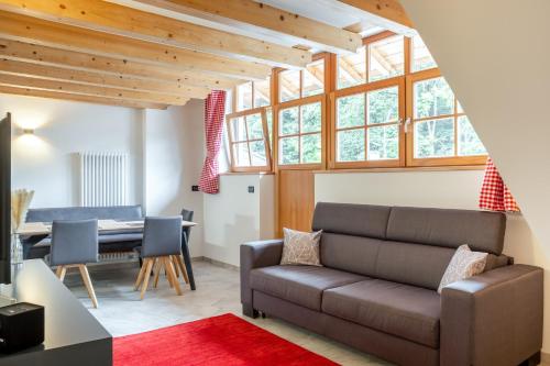 un salon avec un canapé et une table dans l'établissement Apart Dolomites, à Castello-Molina di Fiemme